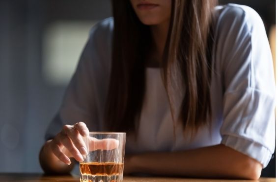 Alcohol Detox is Dangerous? -woman drinking alcohol