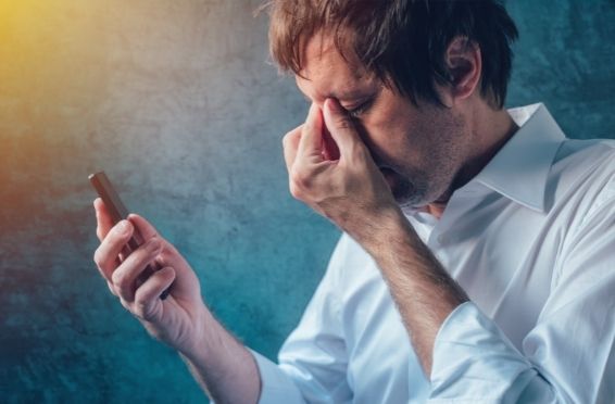 man addicted to cell phone - Detox from Technology