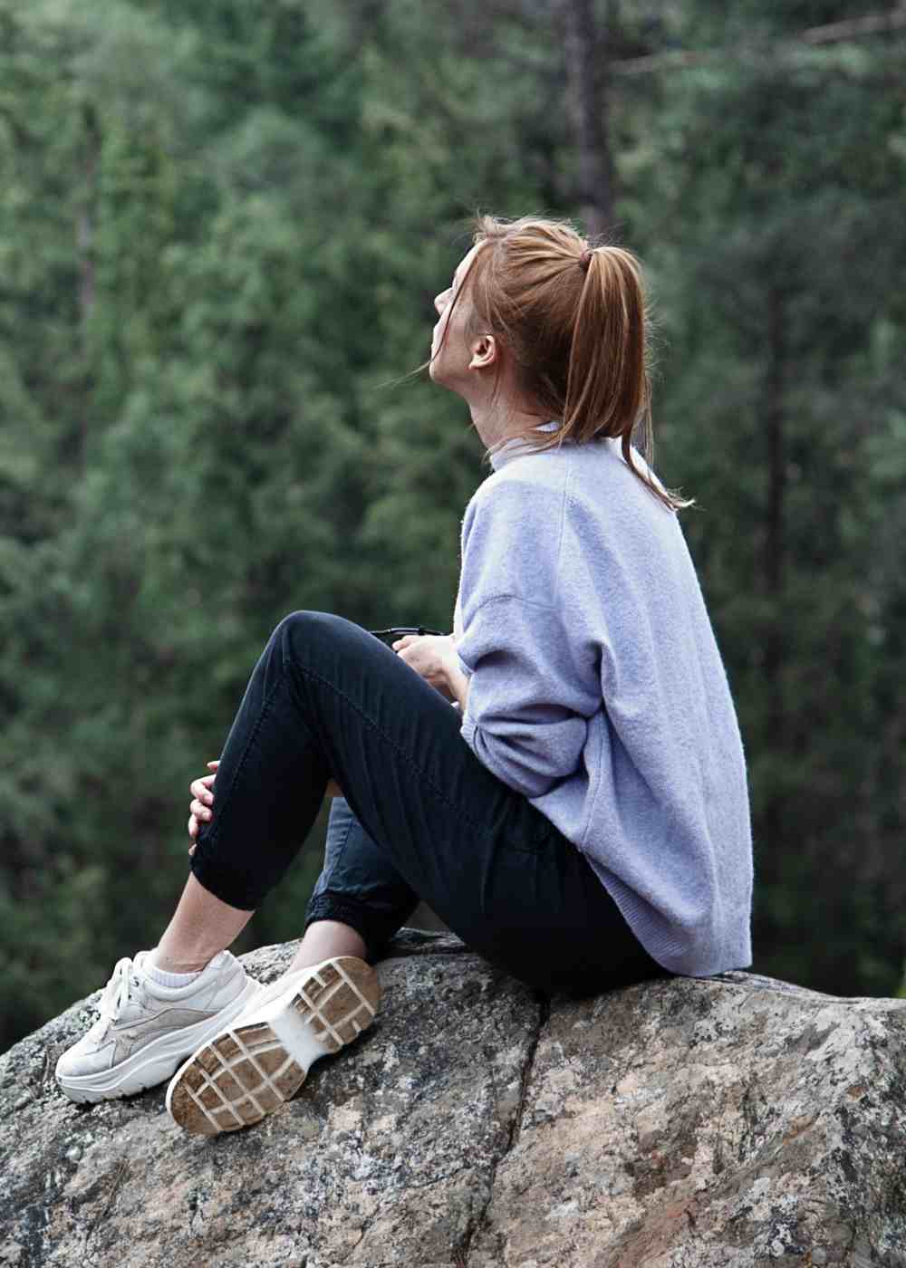 addiction-recovery-nature-reflection-healing Man talking with a therapist during Cognitive Behavioral Therapy for addiction recovery.